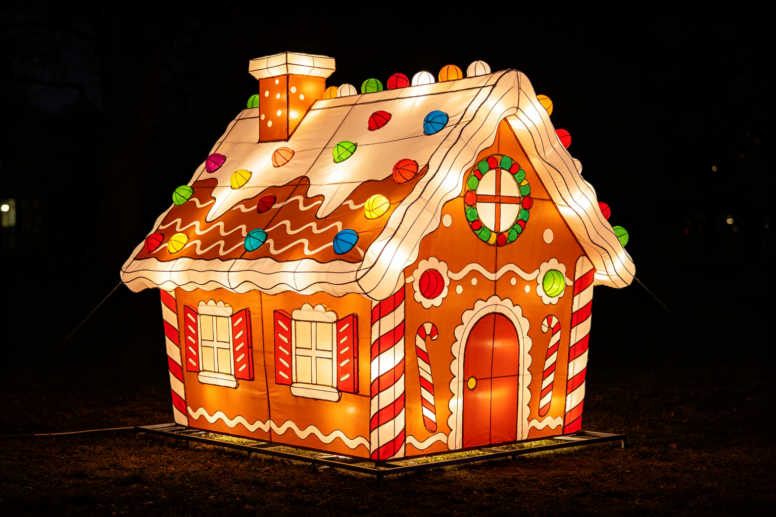 Gingerbread House Lantern Display (ZD-131) - Festival & Holiday Lanterns by Zedong, dimensions 250x200x250cm