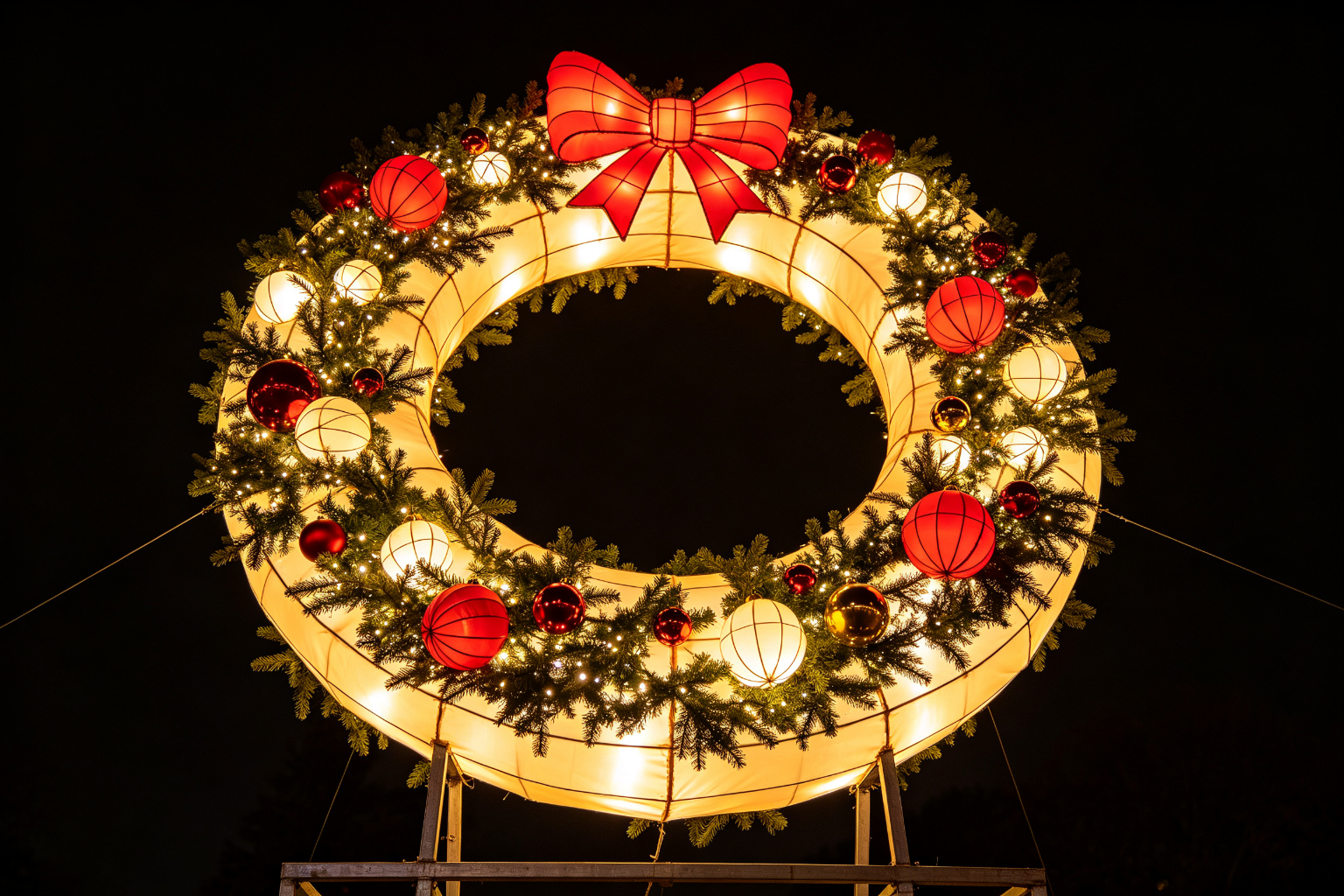 Christmas Wreath Lantern Display (ZD-139) - Festival & Holiday Lanterns by Zedong, dimensions 250x50x250cm