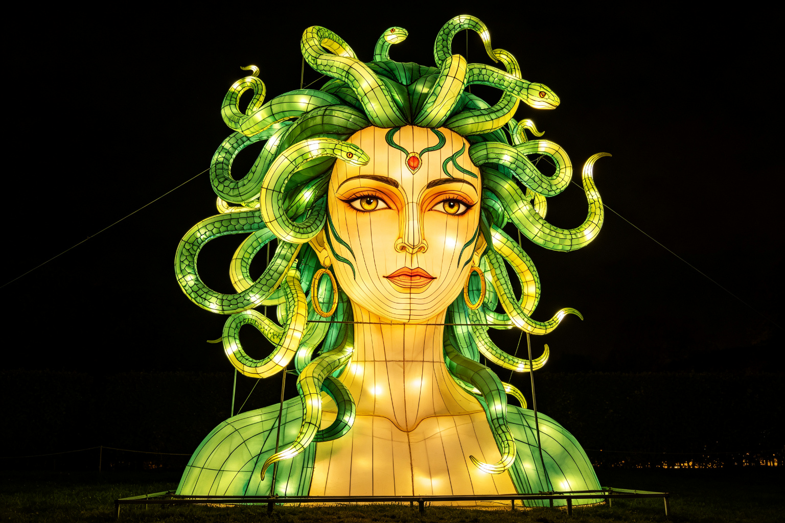Medusa Lantern Display (ZD-152) - Mythology & Character Lanterns by Zedong, dimensions 250x150x300cm