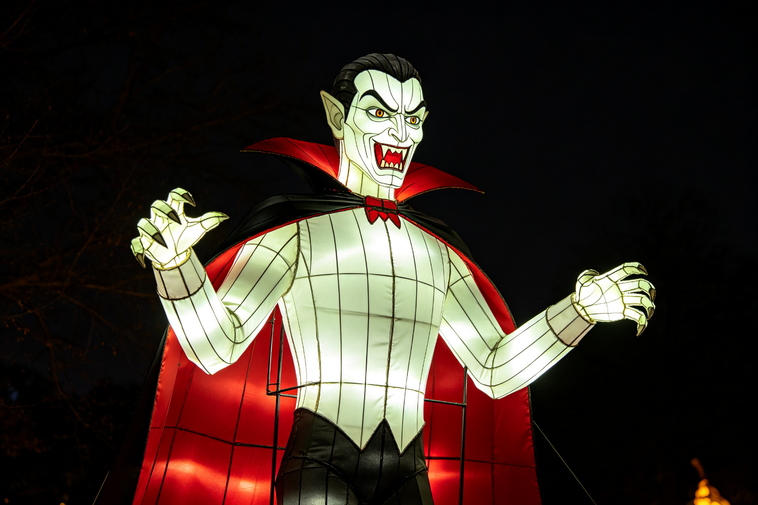 Vampire Lord Lantern Display (ZD-168) - Mythology & Character Lanterns by Zedong, dimensions 280x150x350cm